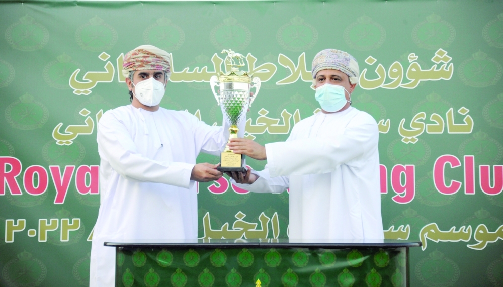 تتويج الفائزين بالمراكز الأولى