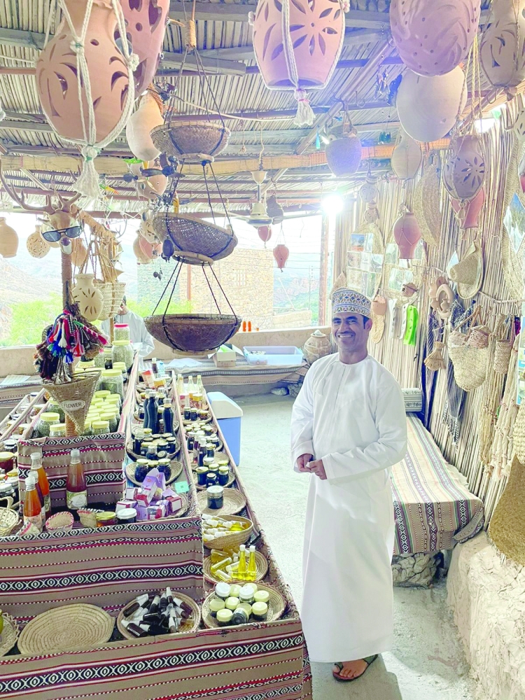 معرض عسل النحل المحلي وبيعه
