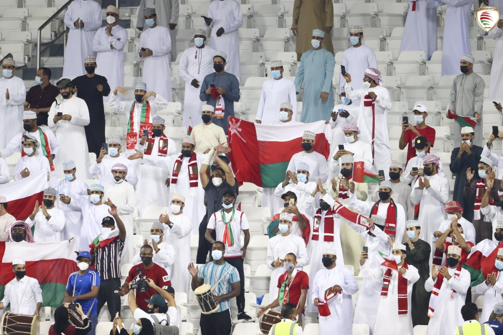 جماهير الاحمر في الدوحة في حيرة كبيرة 