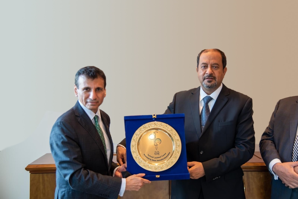 رئيس الجمعية يقدم درعًا تذكاريًا للدكتور محمد بن عوض الحسان
