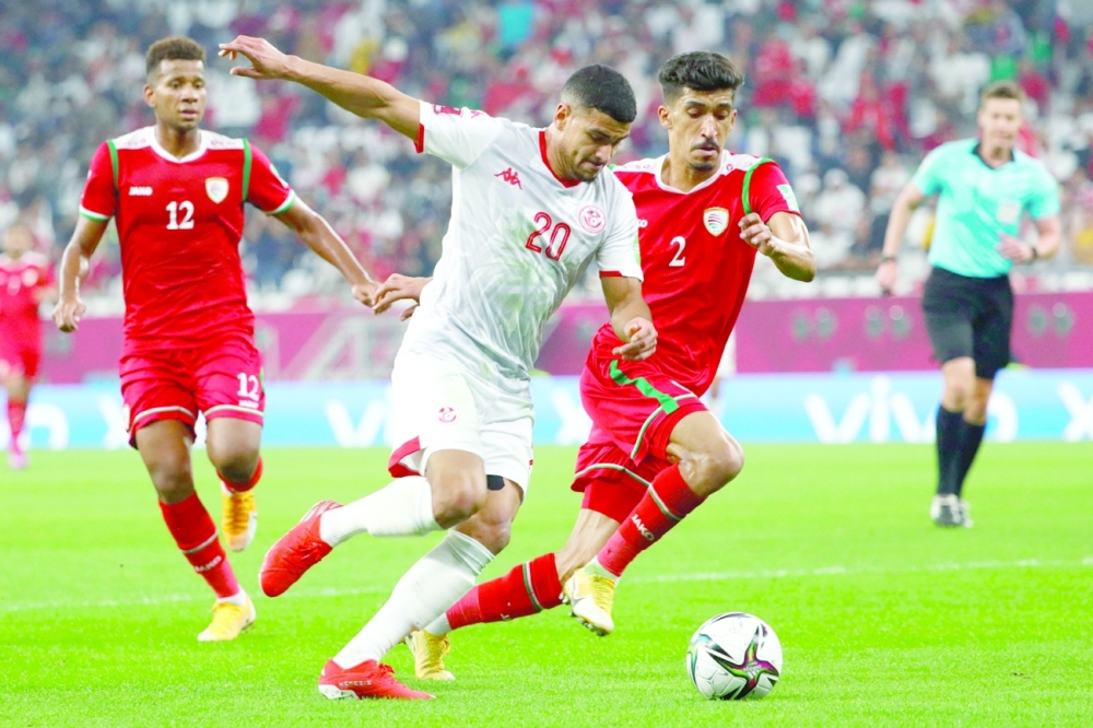 صراع على الكرة بين لاعب منتخبنا أحمد الكعبي ولاعب تونس محمد دراجان