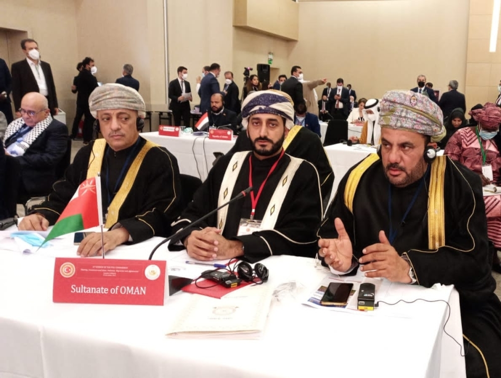 وفد مجلس عمان خلال مشاركته في المؤتمر 