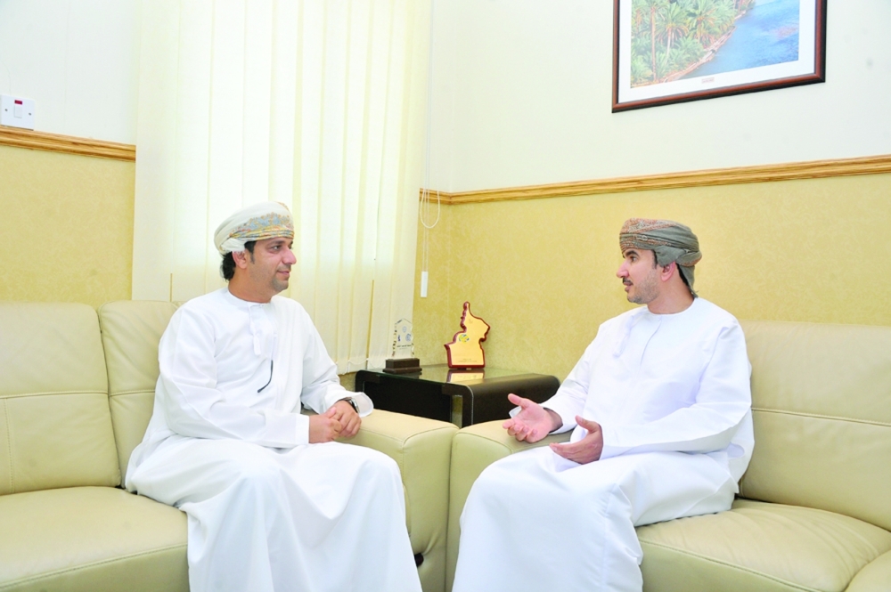 محمد الشعيلي متحدثا أثناء الحوار