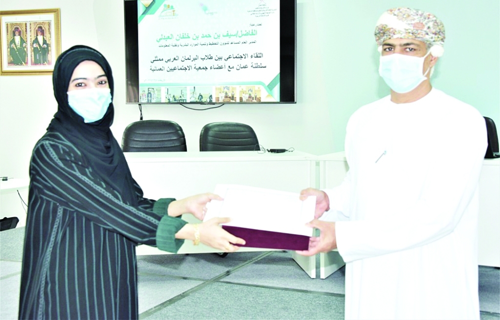 تكريم إحدى المشاركات