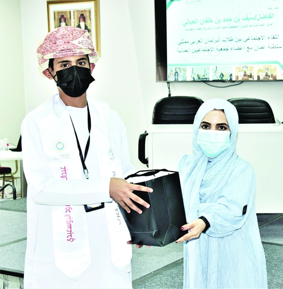 وتكريم أحد المشاركين