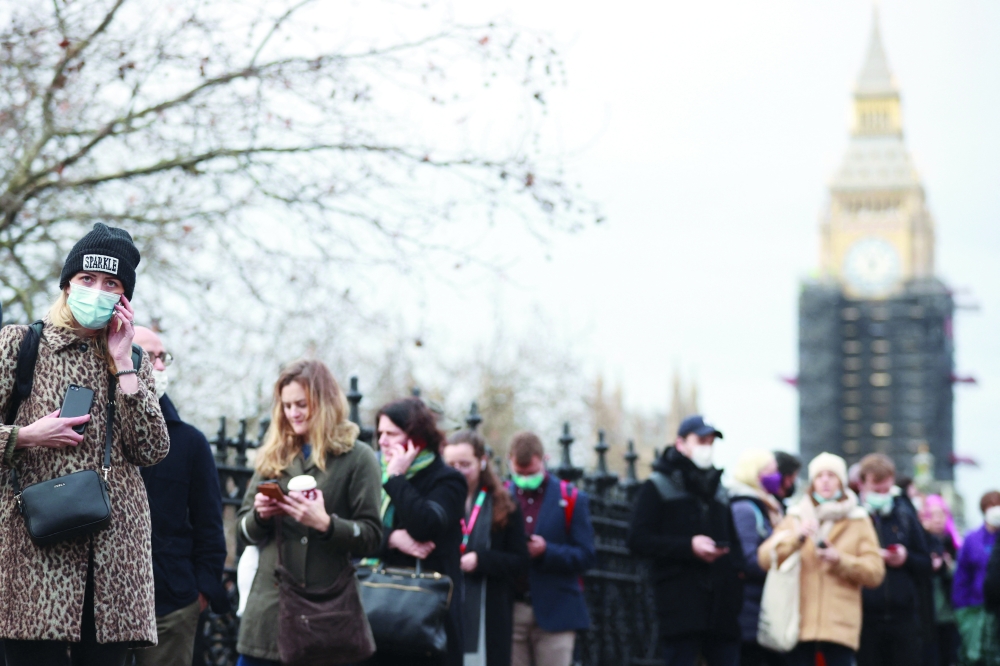 أشخاص يصطفون خارج مركز التطعيم ضد مرض فيروس كورونا في مستشفى سانت توماس في لندن