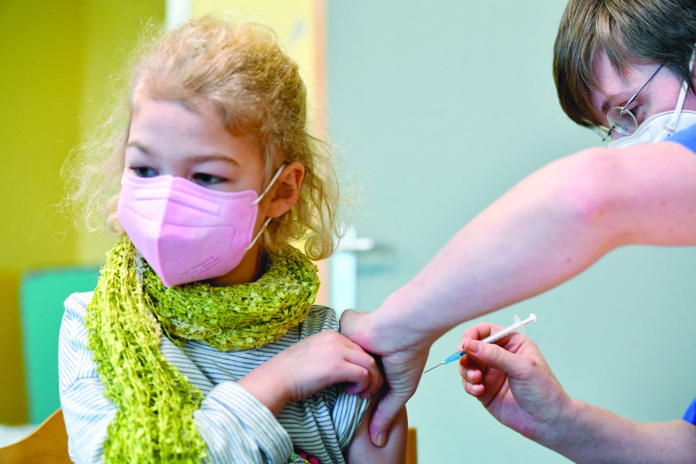 الطفلة جونو البالغة من العمر 7 سنوات يتم تطعيمها ضد (كوفيد -19) في مركز تطعيم الأطفال في لايبزيغ بألمانيا