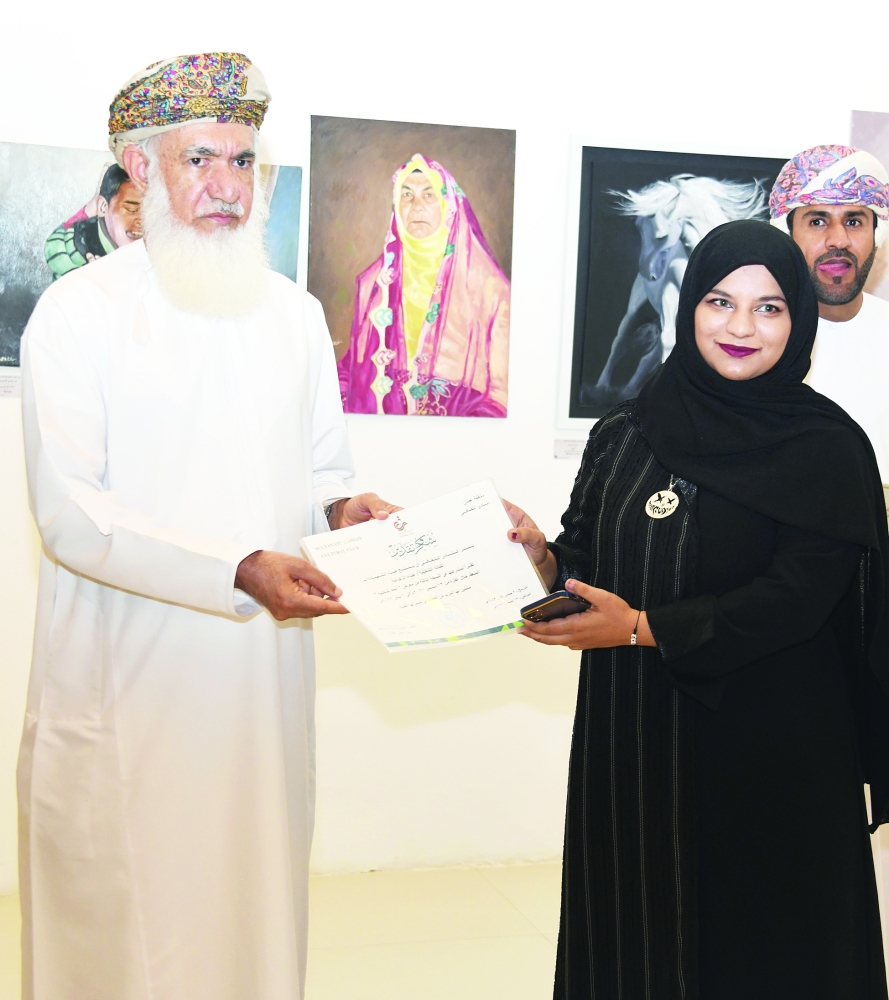 رئيس النادي الثقافي يكرّم بعض المشاركين في المعرض 