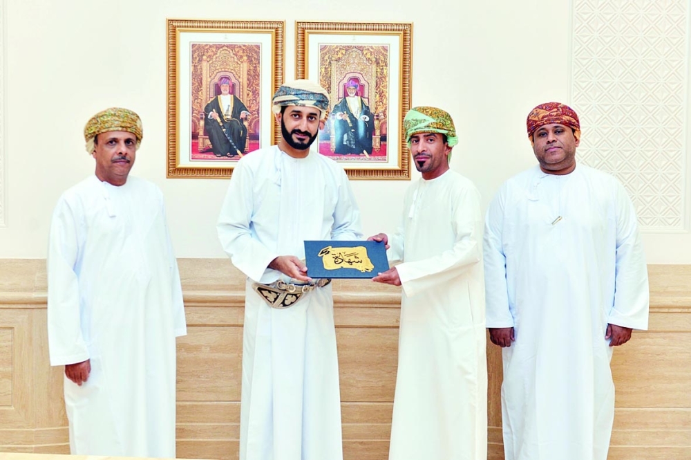  تسليم الشهادات للمشاركين في البرنامج التدريبي