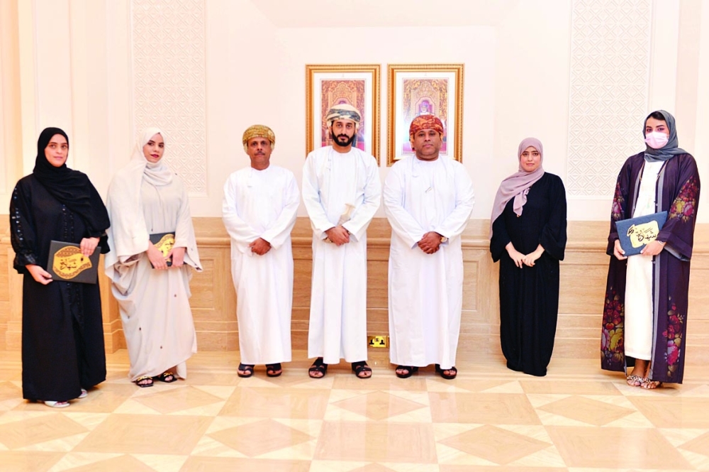 صورة جماعية للمشاركات في البرنامج مع راعي حفل الختام