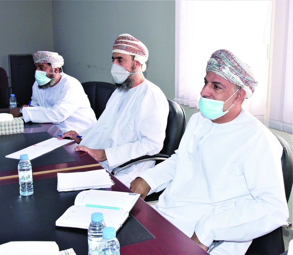 الحضور أثناء مناقشة خطة العمل