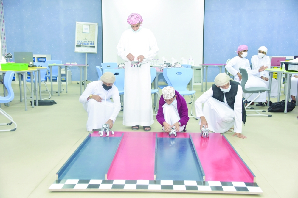 من مسابقات أولمبياد الروبوت بتعليمية مسندم