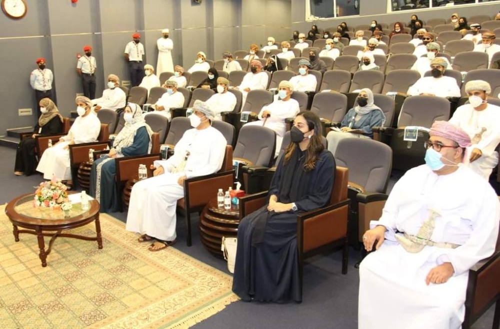  راعية المناسبة والحضور يتابعون فقرات الاحتفال 