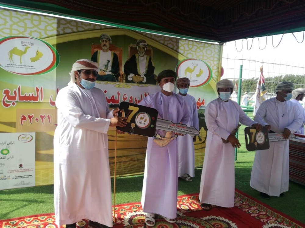 تتويج الفائزين بالمراكز الأولى