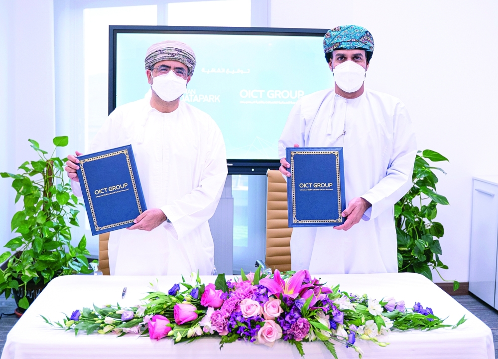 الجانبان أثناء توقيع اتفاقية تدشين أول منطقة سحابية لأوراكل في سلطنة عُمان