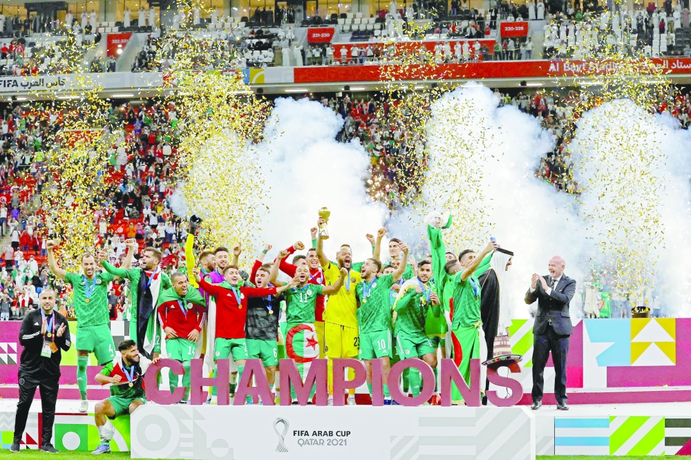 المنتخب الجزائري محتفلا بفوزه بكأس العرب بعد فوز مستحق على تونس أمس     "أ.ف.ب"