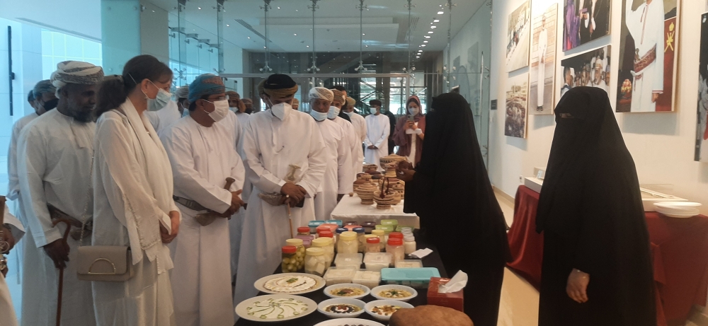 راعي المناسبة والحضور يتعرفون على نماذج معينة من منتجات عضوات جمعية المرأة برخيوت