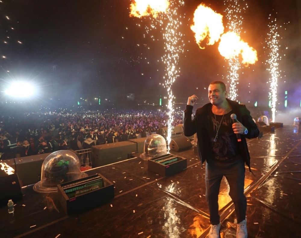 جمهور غفير يحضر الحفل الختامي لميدل بيست الذي أحياه عمرو دياب