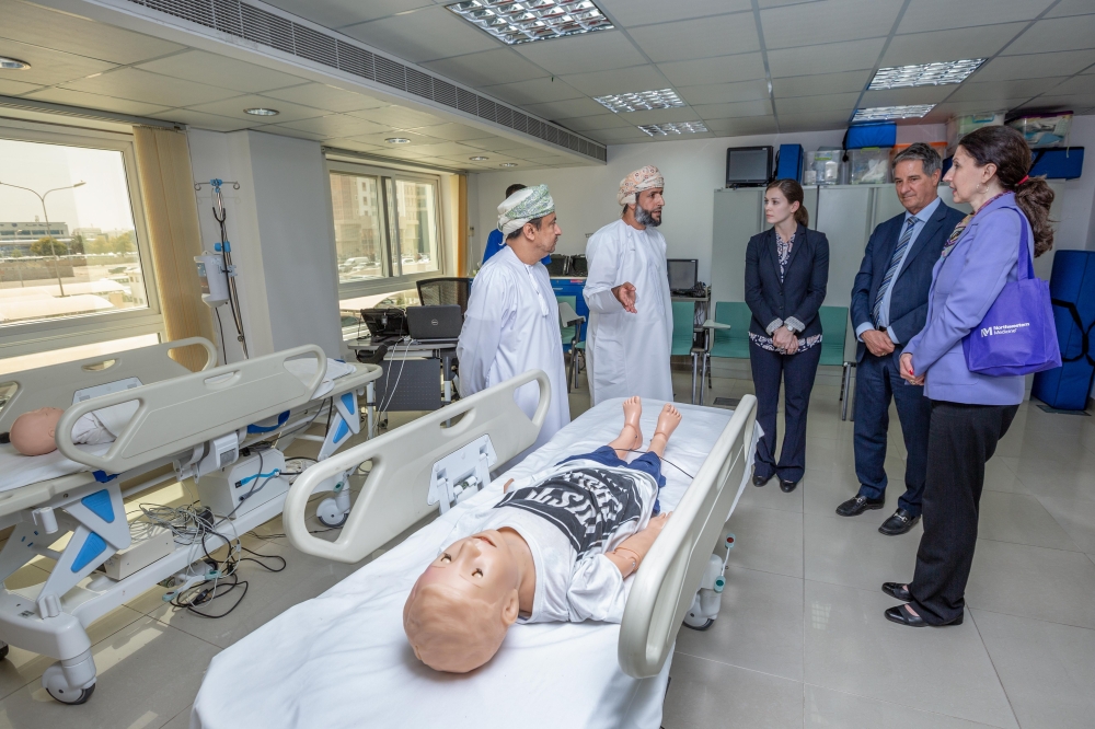 وفد دولي يطلع على المركز