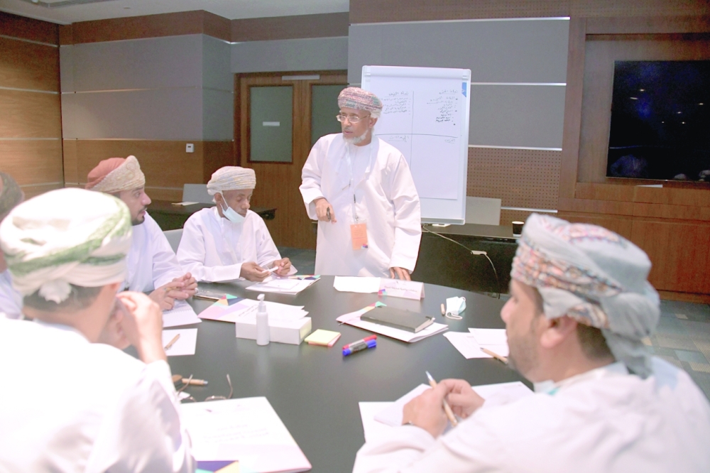 رئيس نادي عبري يقدم وصفا في احدى جلسات الاستراتيجية