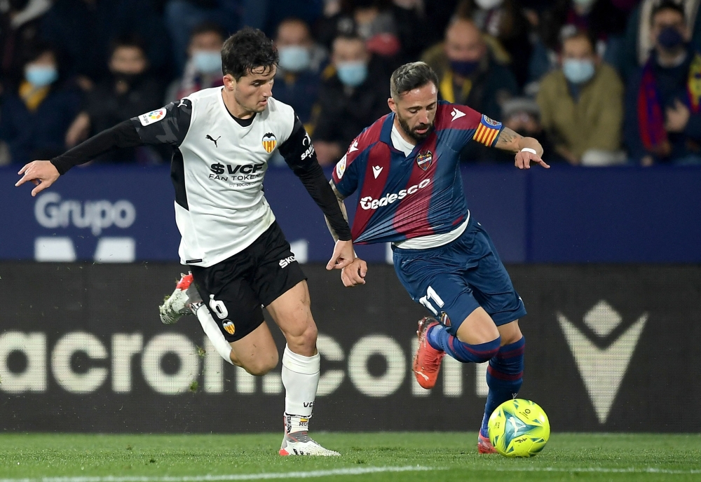 جانب من مباراة الفريقين 