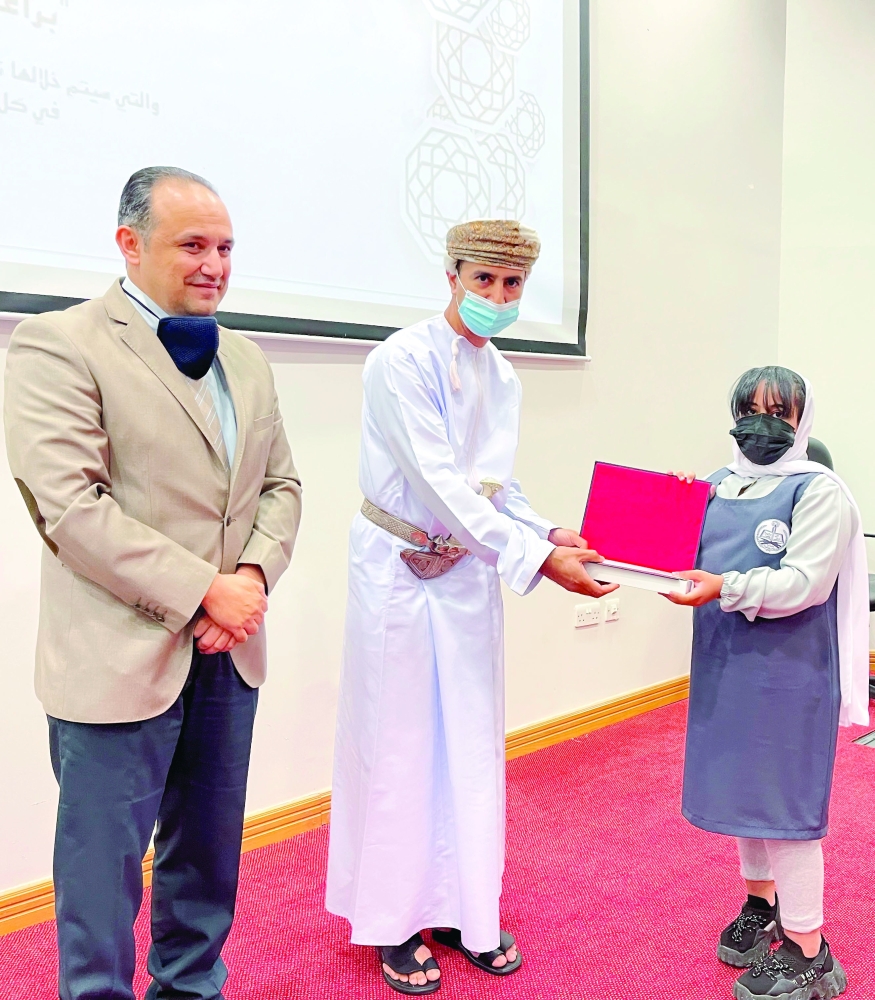  من تكريم الطلبة المشاركين في المسابقة