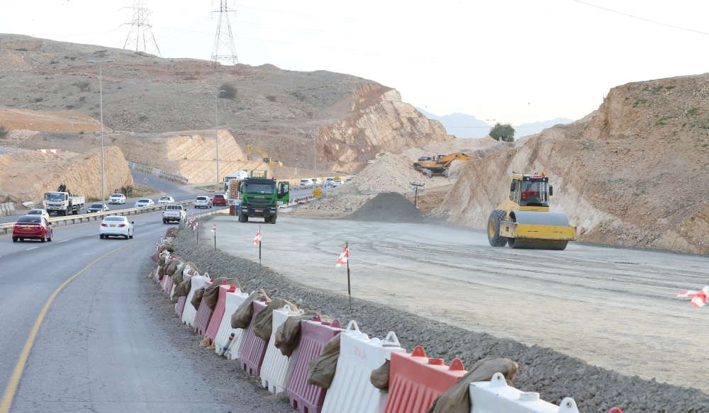 الالتزام بوضع مسارات بديلة أثناء عمل الشركة في الطريق الحالي