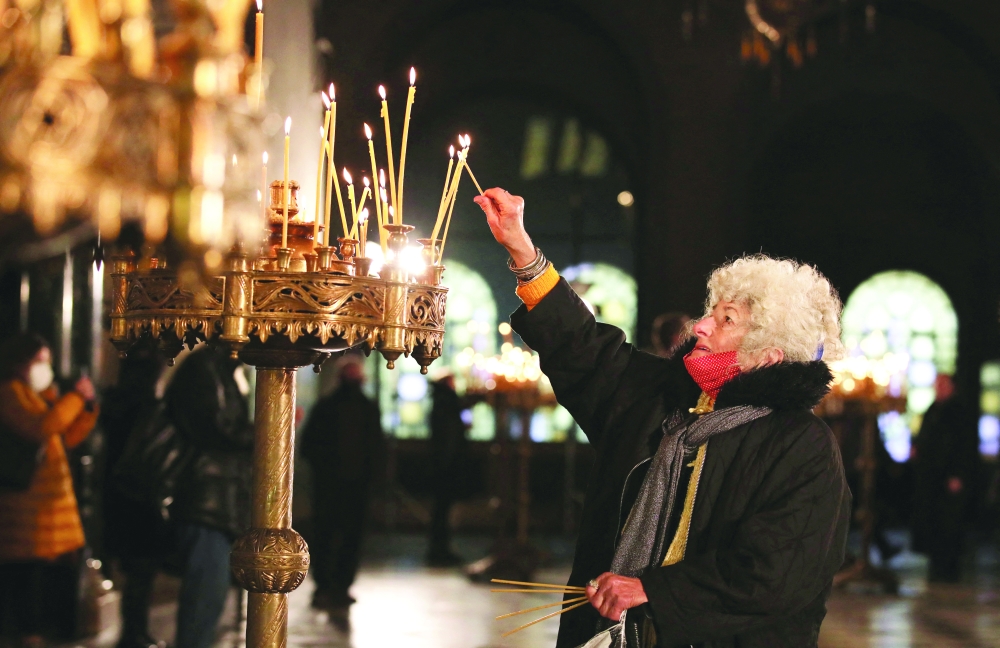 امرأة تحضر قداس عيد الميلاد في كاتدرائية ألكسندر نيفسكي بصوفيا ، وسط انتشار جائحة فيروس كورونا 