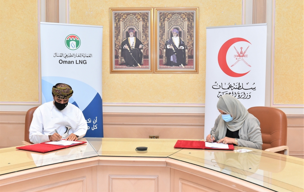 الجانبان أثناء توقيع الاتفاقية