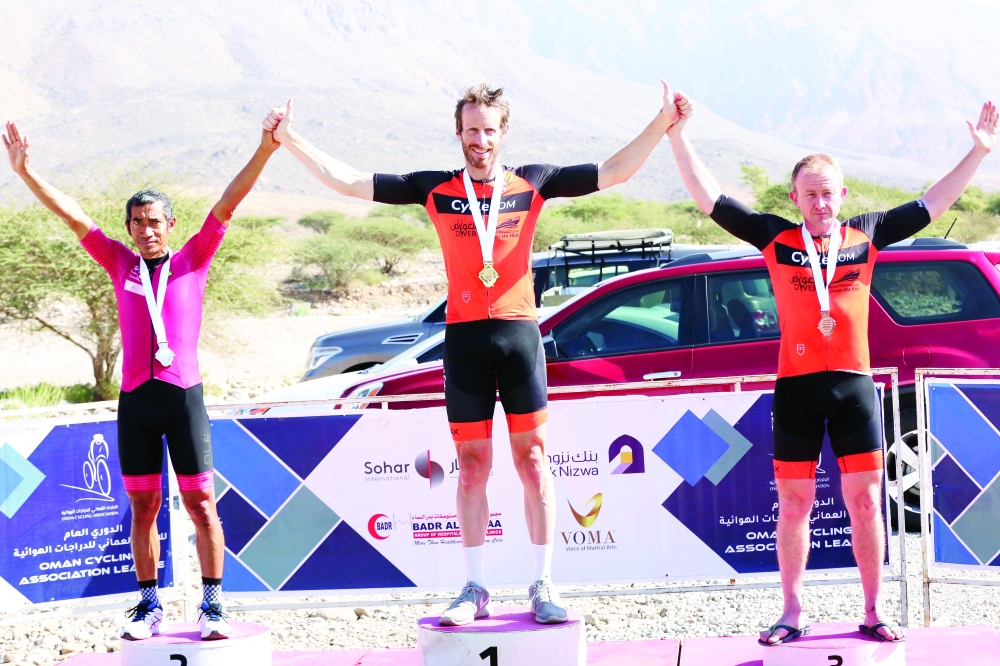 تتويج الفائزين بسباق فئة 40 سنة فما فوق