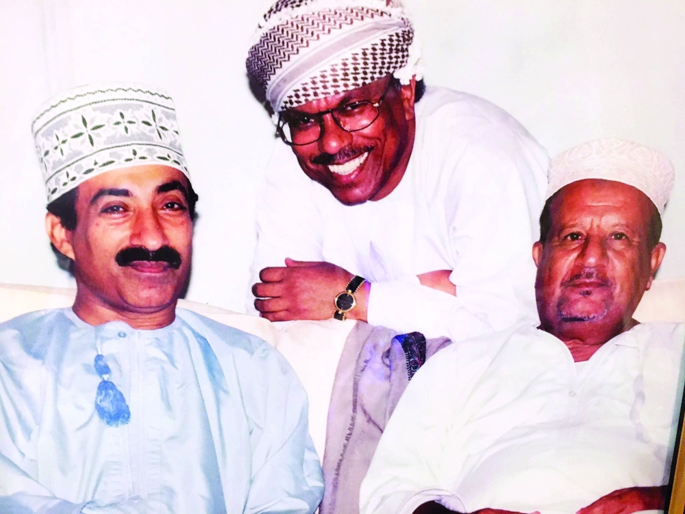 صورة قديمة يتوسط فيها عبدالله بن صخر أحمد سويدان (يمين) والشاعر اليمني حسين المحضار