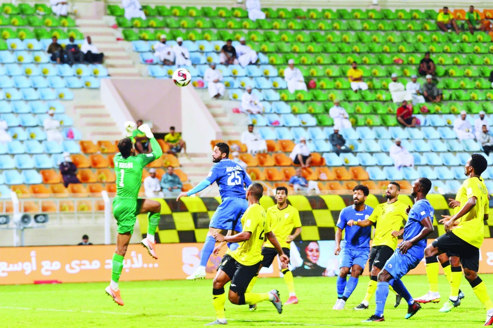 جانب من مباراة السويق و نزوى               