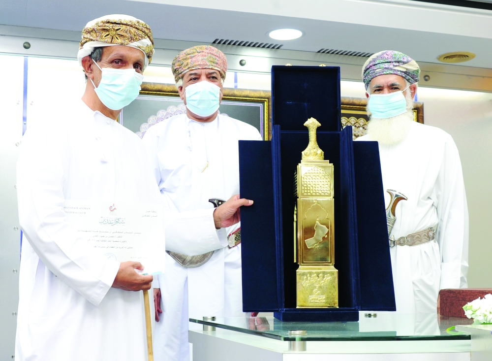 راعي المناسبة اثناء تكريم محسن الكندي بشخصية العام الثقافية