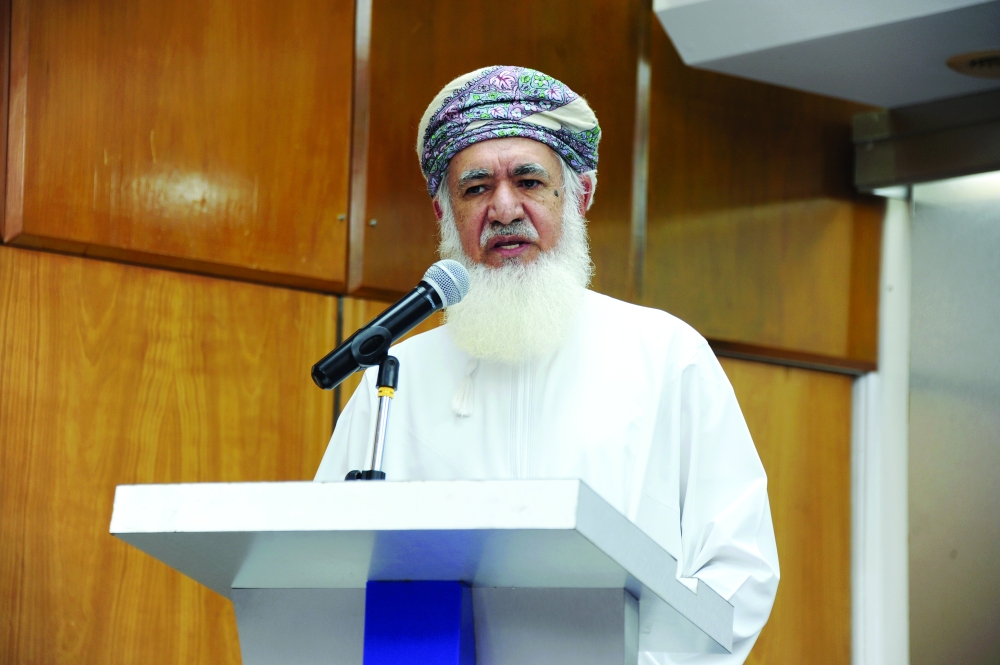 محمود السليمي يلقي كلمة النادي الثقافي