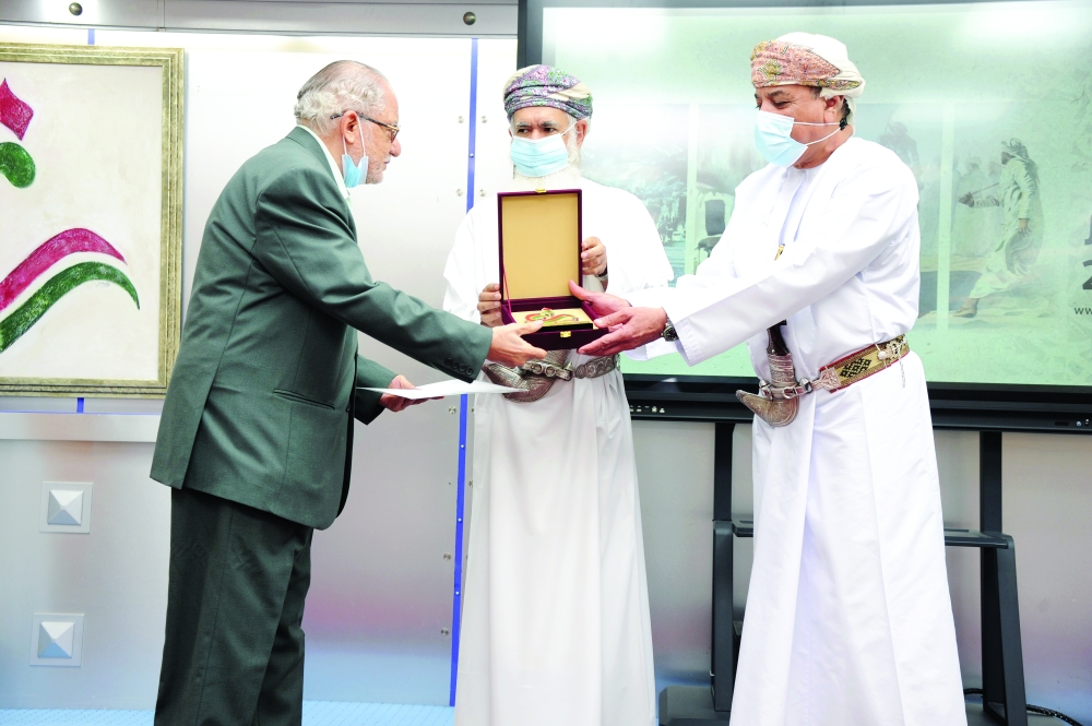 تكريم د.محمد الزيني عضو لجنة تحكيم البحث العلمي