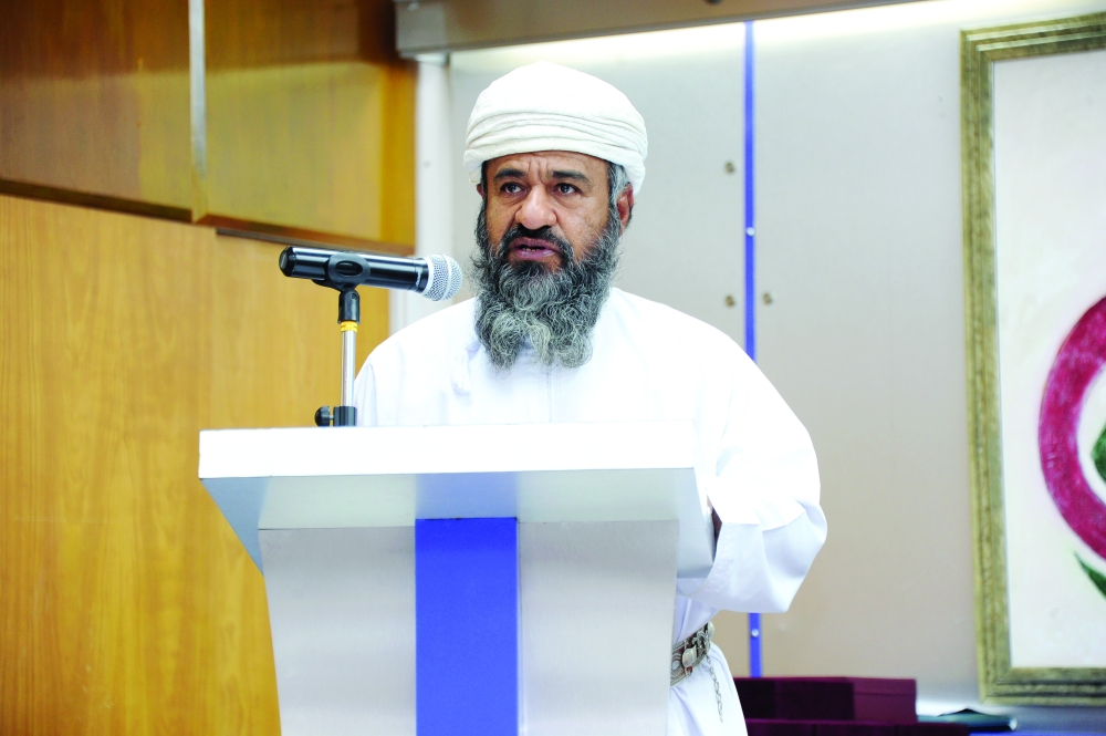 د.راشد الحارثي يلقي  تقرير لجنة تحكيم مسابقة البحث العلمي