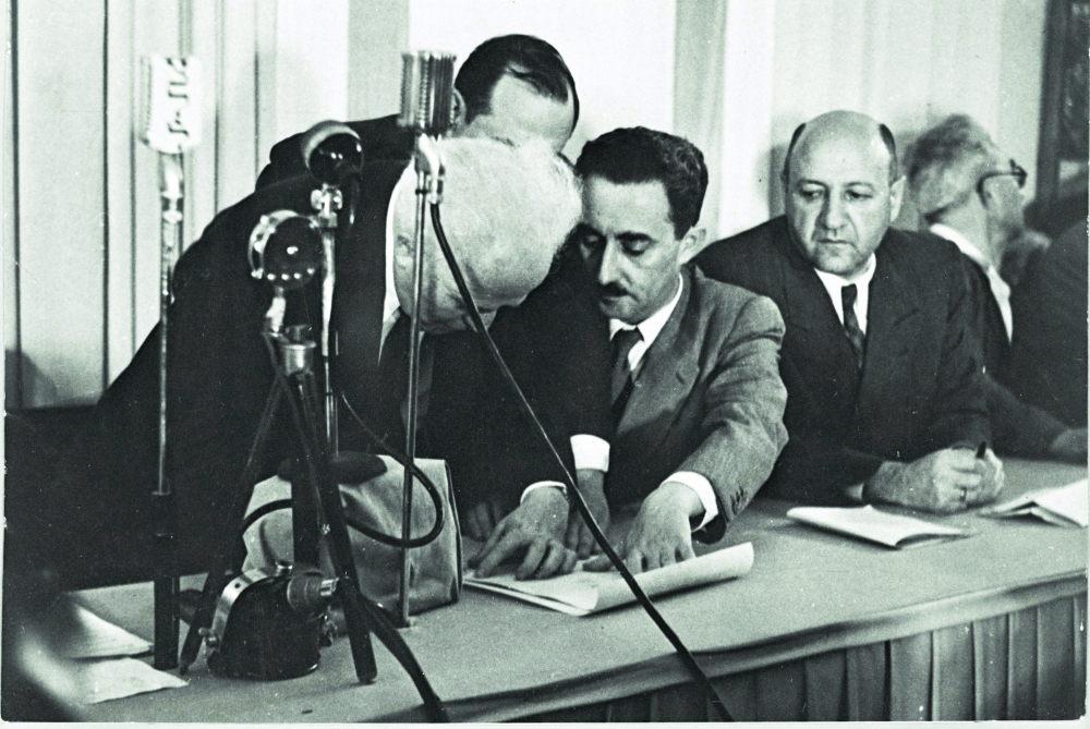 بن جوريون لحظة التوقيع على قيام "دولة إسرائيل"