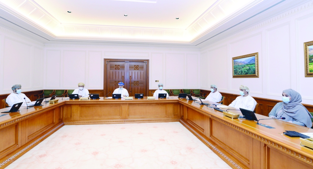 لجنة دراسة «واقع سياسات التعليم عن بُعد» خلال اجتماعها أمس.