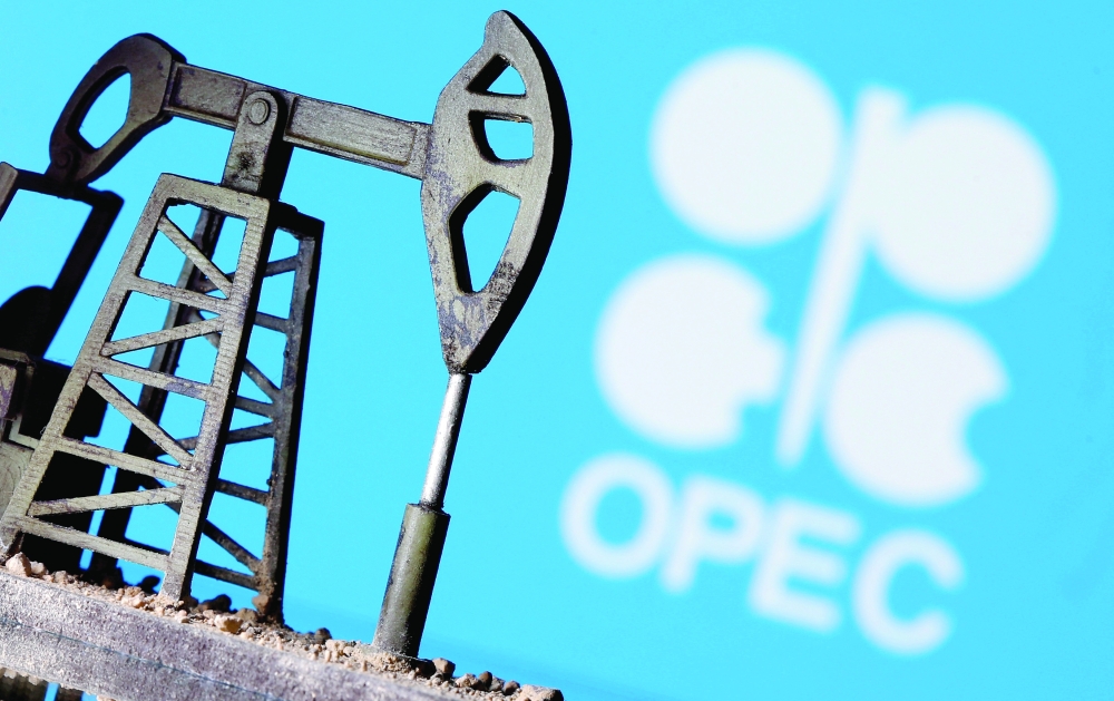 شعار أوبك على مضخة للنفط. رويترز