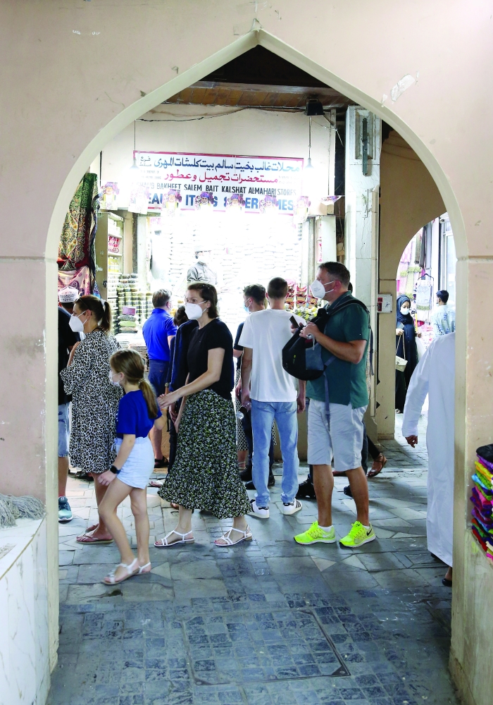 عائلة من السياح تتجول في سوق مطرح