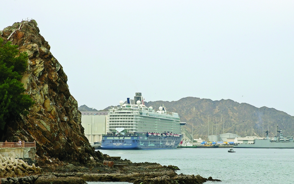 سفينة ركاب سياحية ترسو بالميناء