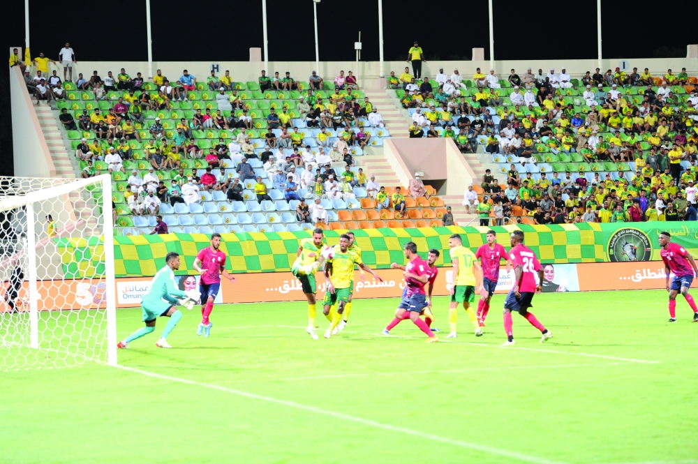 من منافسات دوري عمانتل 