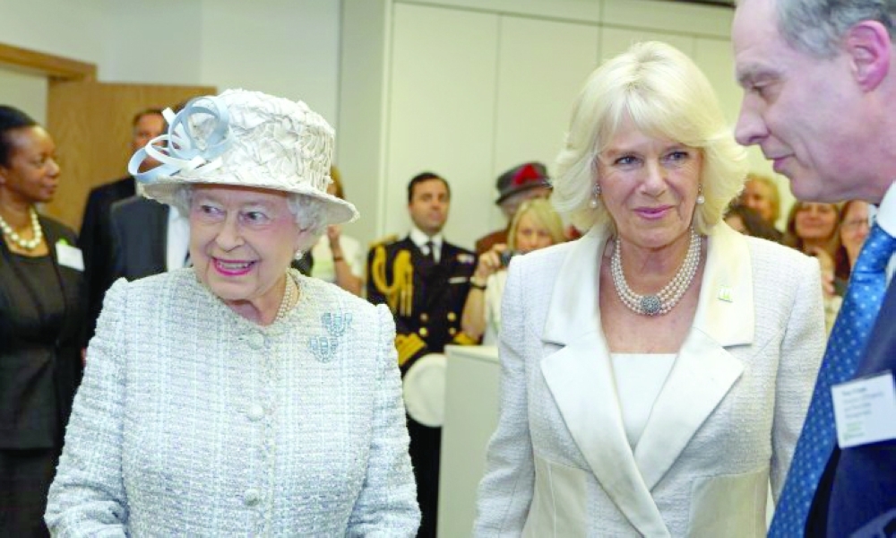 الملكة اليزابيث مع كاميلا زوجة الأمير تشارلز