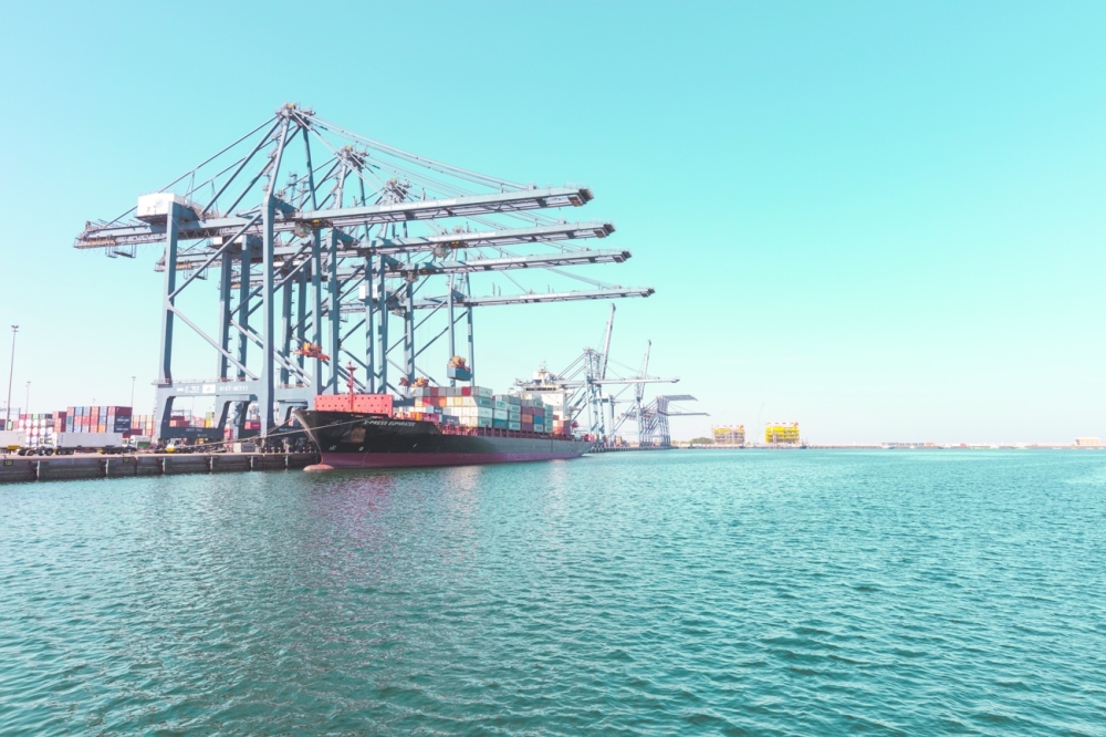 ميناء صحار.. نافذة بحرية تفتح آفاقا رحبة لنقل السلع والبضائع