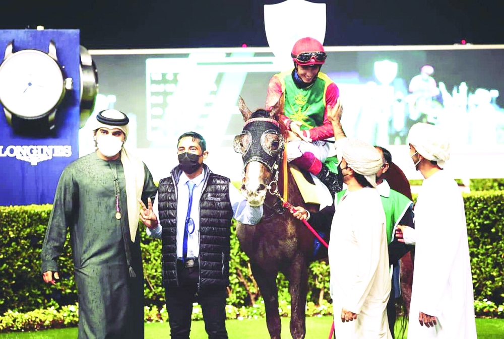 الحصان فخر بعد الفوز بلقب الشوط 