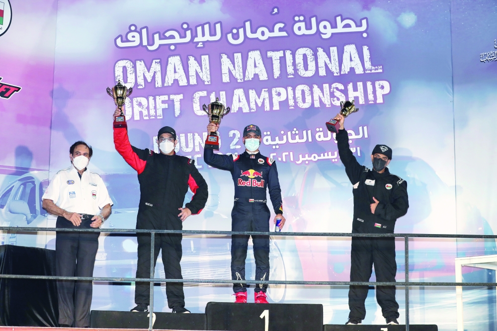 تتويج الفائزين بالمراكز الأولى