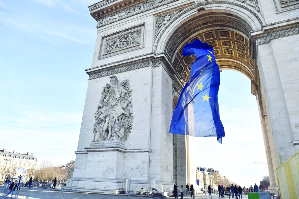 علم الاتحاد الأوروبي تحت قوس النصر في باريس