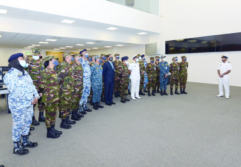     الوفد  اثناء زيارته  مركز الأمن البحري