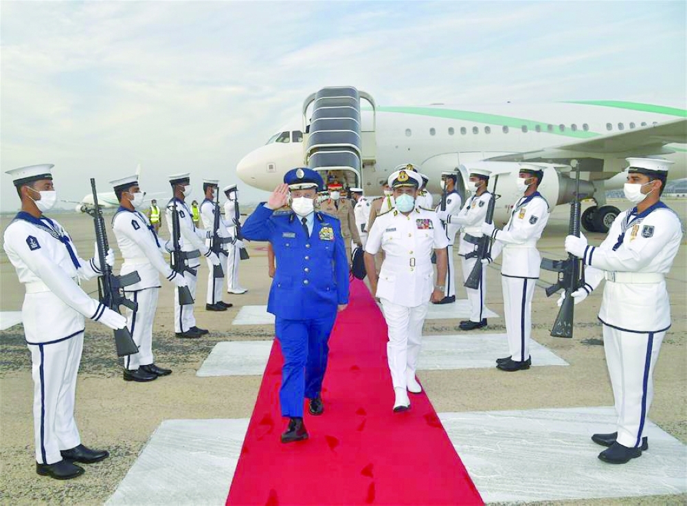 رئيس الأركان السعودي يصل السلطنة