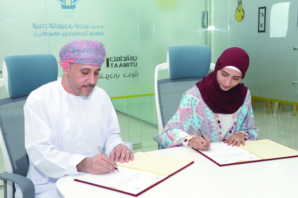 أثناء التوقيع على الاتفاقية